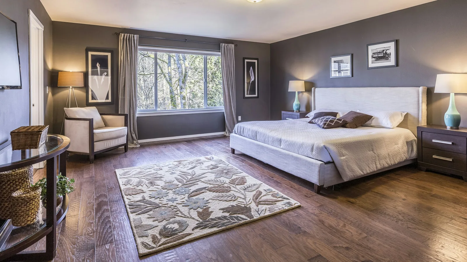 Bright, simply furnished bedroom with a garden view