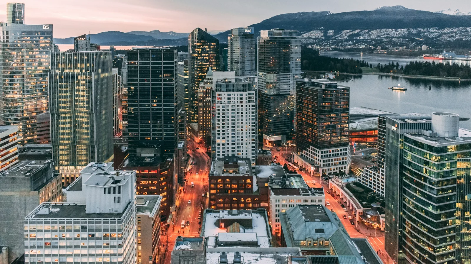 VanCity is ranked among the best cities to live in. It’s obvious, who doesn’t like mountains, beaches and a beautiful skyline? in Vancouver